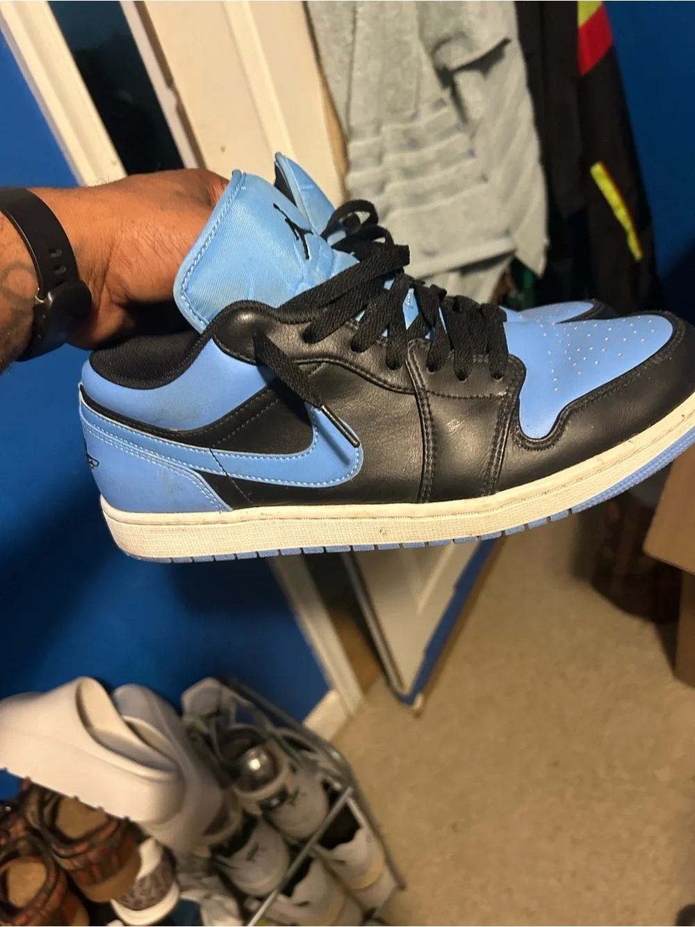 Jordan Low Top Sneakers — Black & Light Blue